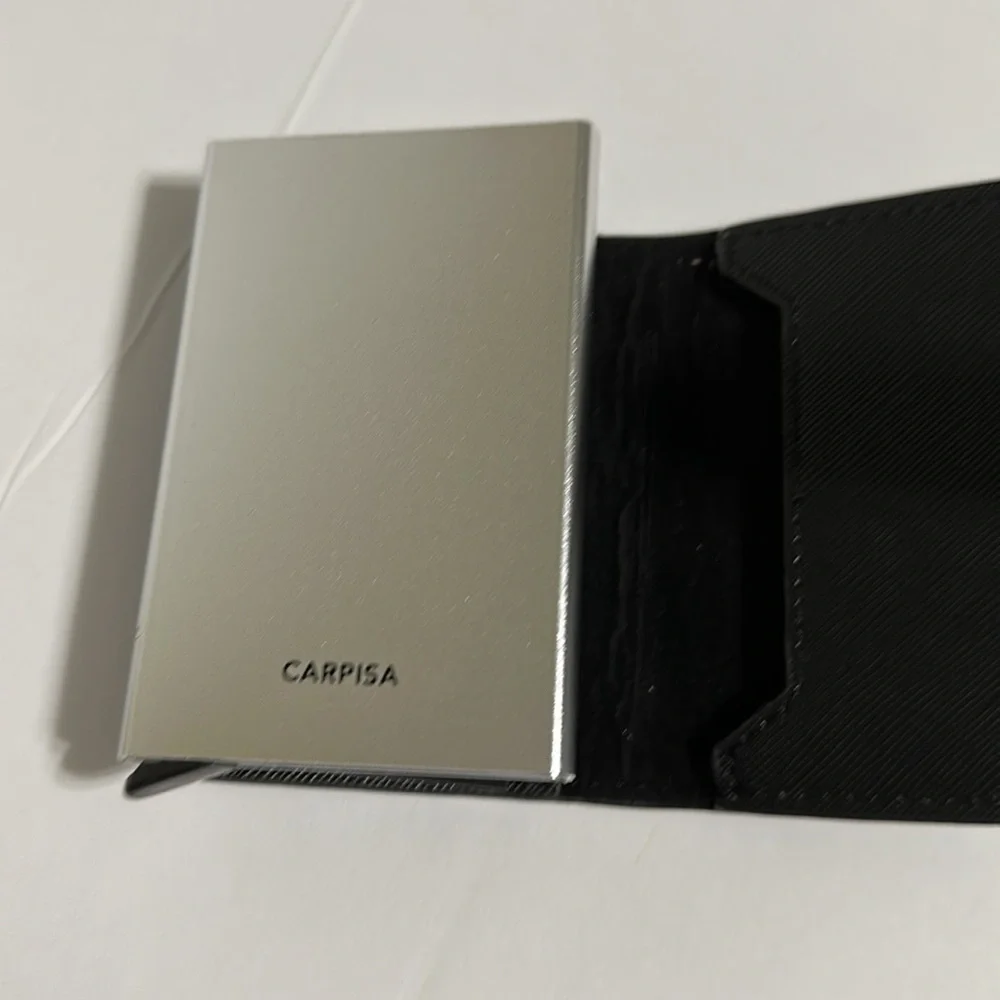🇮🇹Carpisa Men Black Solid Three Fold Wallet With one click all the cards slide